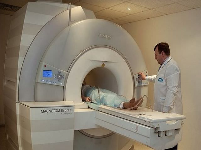 Ретейнеры можно делать мрт. Магнитно-резонансный томограф Siemens MAGNETOM C шейный отдел позвоночника. Компьютерная томография головы и позвоночника. Кт позвоночника. Мрт головы.