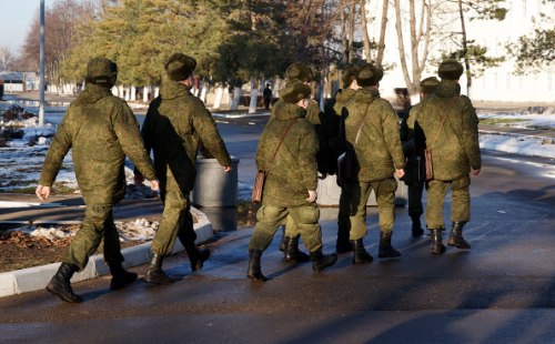 Солдаты в военной части